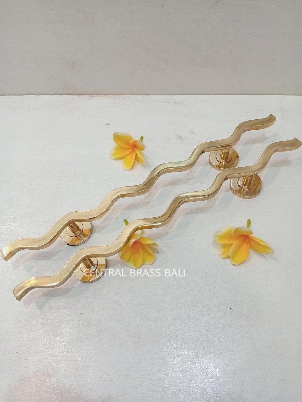 Wiggle Solid Brass Door Handle Pair, Curved Door Pulls, Sculptural Brass Entry Hardware, Modern Organic Design, 40cm