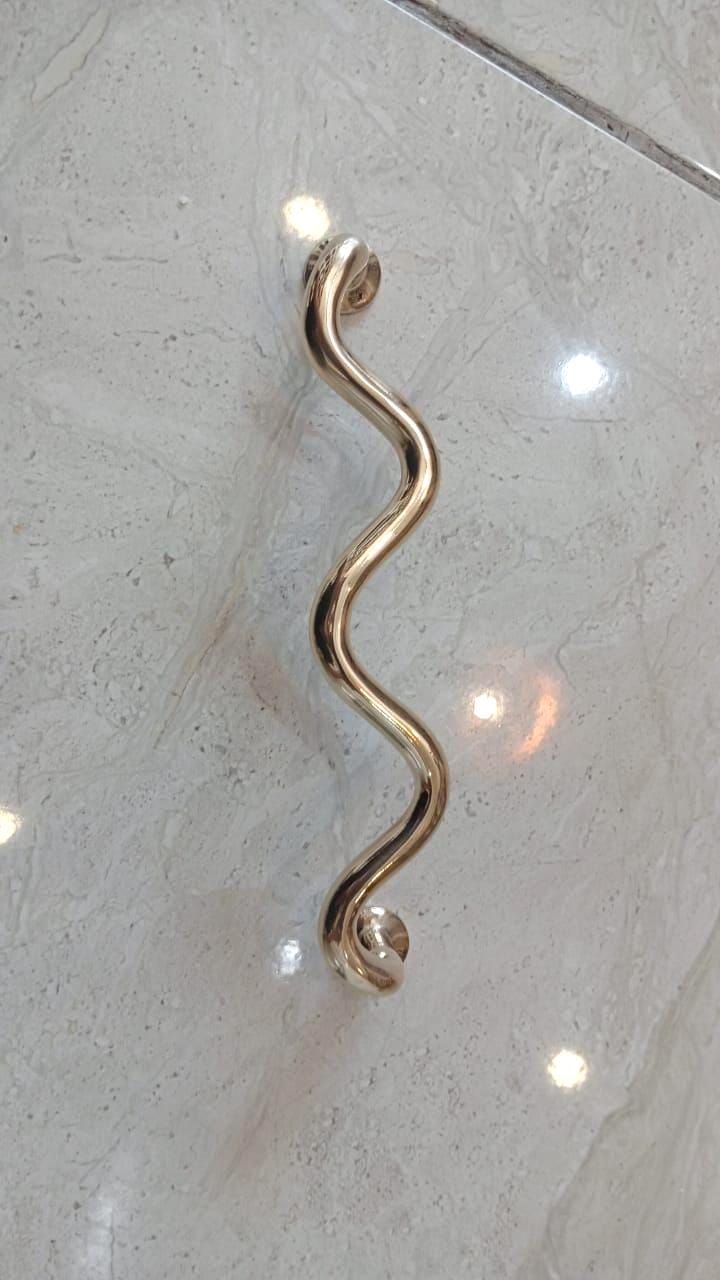 Set of 4 Shiny Brass Wiggle Cabinet Handles, Curved Drawer Pulls, Modern Brass Hardware, Sculptural Furniture Handles, 21cm