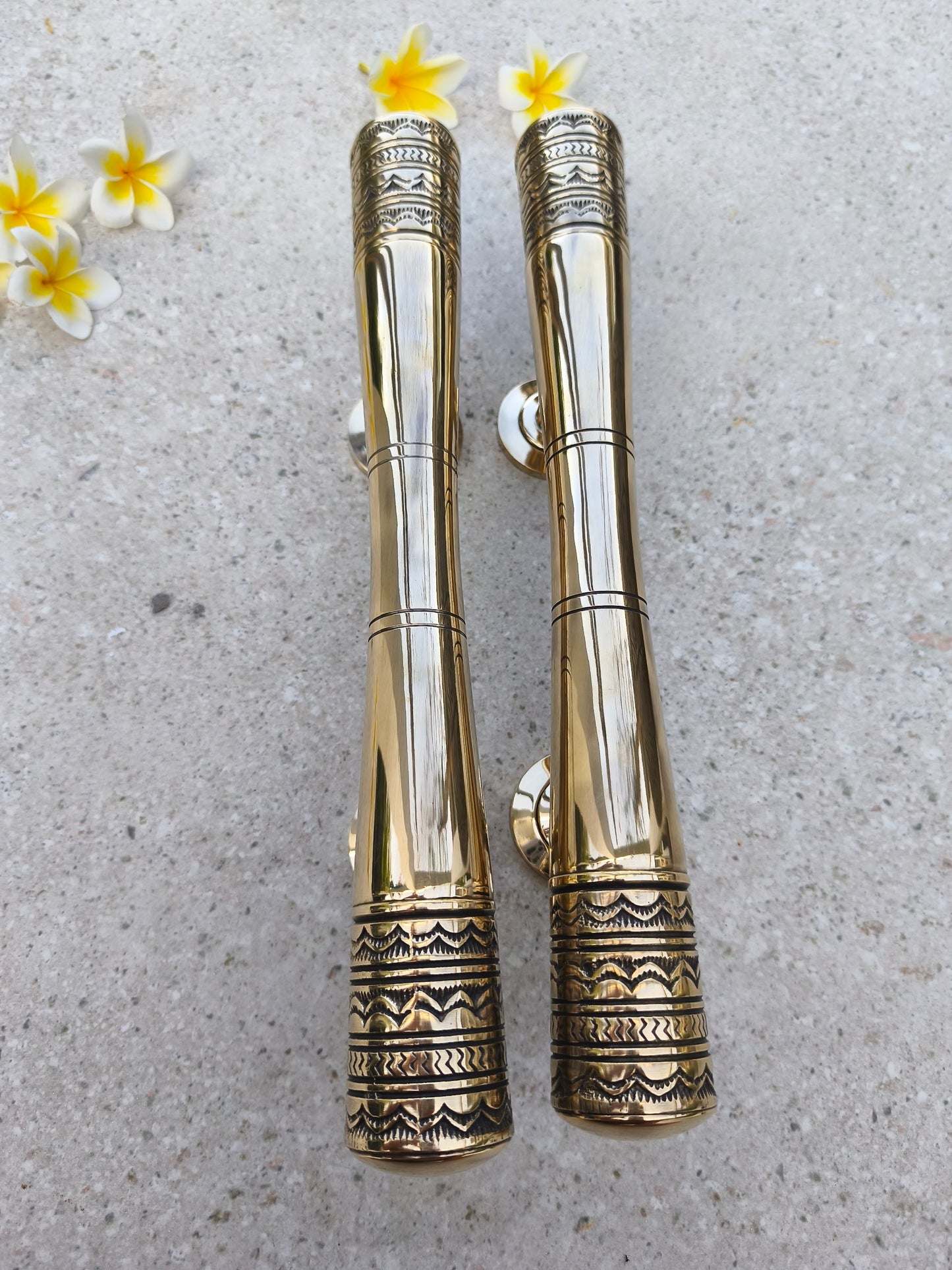 Bali style brass door handle pair in polished brass, 40 cm by 7.5 cm solid brass front door pulls with a classic Victorian look, gold door hardware for main entrance doors, wooden double doors and elegant exterior doors of luxury homes