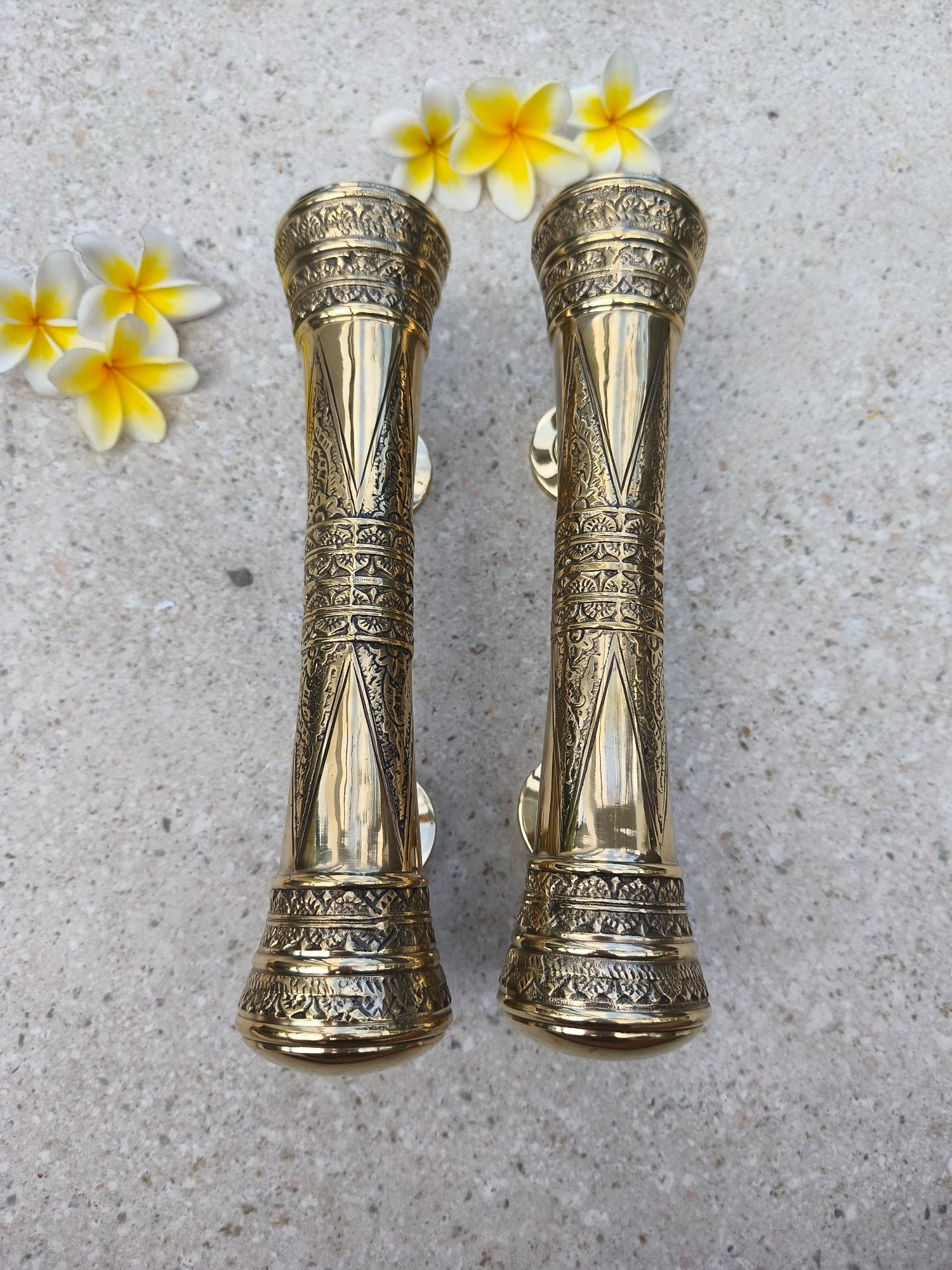 Classic gold door pull handles in solid brass, Victorian vintage style pair for main entrance doors, 30 cm long ornate pulls, luxury brass hardware handcrafted by Central Brass Bali