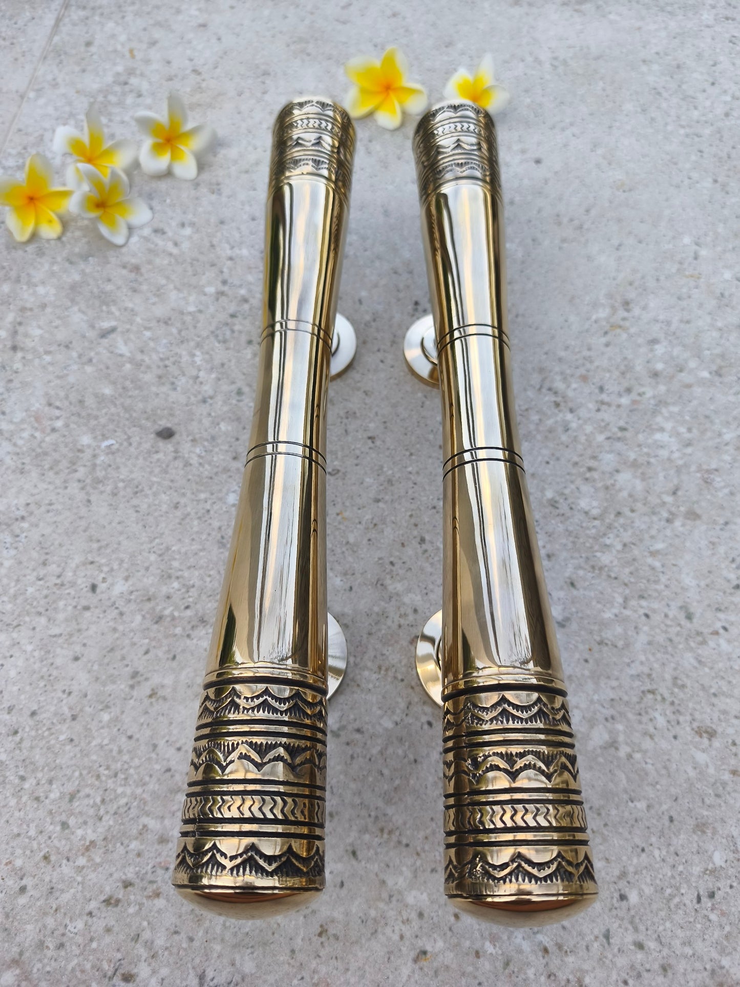 Solid brass Bali style door handles set of 2 in polished gold, 40 cm Victorian luxury entry door pulls with a 2.5 cm round bar grip, heavy brass door hardware for front doors, main doors, gates and villa entrances wanting a rich gold finish