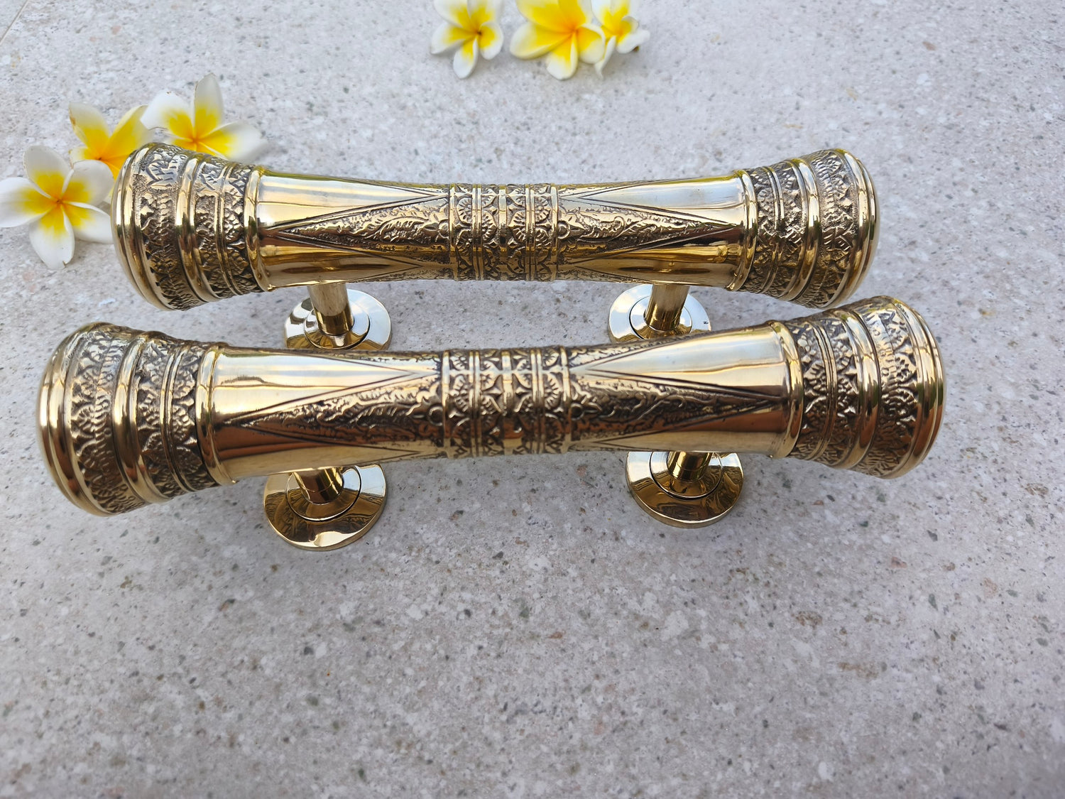Luxury polished brass front door handle pair with Victorian vintage design, heavy solid brass door pulls weighing 2000 g per pair, elegant gold hardware for a grand main entrance